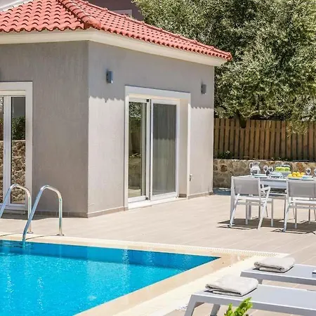 Lourdata Sleeps 5 Pool Air Con Wifi *