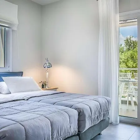 Lourdata Sleeps 5 Pool Air Con Wifi Βίλα